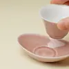 Ino Kuisong Conjunto de Porta-Copos para Xícara de Chá Vermelho Feijão Claro Jingdezhen Esmalte de Cor Única Rosa Fumaça Xícara para Degustação de Chá Porta-Copo Anti-Escaldante Xícara de Chá