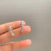 Pendientes Minimalistas Únicos y Sofisticados con un Diseño Sencillo y Versátil que Presentan Perlas de Saturno