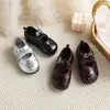 Sapatos Mary Jane retrô de princesa da moda para crianças, nova coleção primavera/outono 2026, com fechos de velcro e detalhes de fivela, sapatos de couro com sola macia para meninas