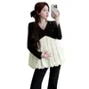 Conjunto de Top de Maternidad y Pantalones de Maternidad Ligeramente Acampanados, Estilo Simple de Otoño 2026 con Diseño de Cuello en V y Retazos Florales, Adelgazante