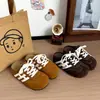 Novos sapatos 2026 de sola grossa, semi-Birkenstock, sapatos com molas que aumentam a altura, super populares, chinelos fechados para mulheres usarem na rua