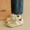 Tênis de Treino Alemão Feminino 2026 Verão Estilo College Vazado Sapatos Brancos Sola Grossa Painel de Malha Respirável Sapatos Esportivos Casuais Femininos