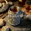 Taza de Cerveza Medieval Nórdica Vikinga con Relieve y Patrón de Piedra Artificial Cuerpo de Resina + Adorno Interior de Acero Inoxidable