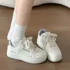Zapatillas blancas versátiles de suela gruesa para mujer, nuevas zapatillas casuales estilo coreano Otoño 2026, mocasines de lunares, zapatillas de entrenamiento alemanas para mujer