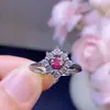 El Anillo de Rubí Natural es una Fina Plata S925 Finamente Incrustada con Artesanía Galvanizada de 18K Piedra Principal de 4 mm