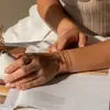 Caja de Clips de Papel Apilable Estilo Lujo Ligero de Amazon Pulsera de Cadena de Perlas Moda Tendencia Personalizada Joyería de Mano para Mujeres