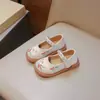 Sapatos de Couro para Meninas Estilo Novo Primavera e Outono Estilo Nacional Bordado Sapatos de Princesa para Bebês Crianças Pequenas e Médias Pérola Solado Macio Sapatos de Dança