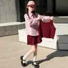 Conjunto Estilo JK Universitario para Niñas Primavera/Otoño 2026 Modelo Nuevo Niños Grandes Chaleco de Punto Camisa Falda Plisada Conjunto de Tres Piezas para Niños