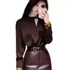 Un Conjunto Completo de Hermosa Ropa de Otoño, un Vestidito para una Hija Rica, un Traje de Top Marrón Elegante, Exquisito, Único y Hermoso