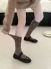 Meias compridas estilo coreano, de corte solto, com listras verticais e patchwork - um básico versátil que afina as pernas e as faz parecer mais longas, perfeito para outono e inverno, e podem ser usadas como meias 7/8.