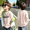 Camiseta básica de manga comprida para meninos, novo estilo primavera e outono 2026, top T-shirt infantil versátil com blocos de cor estilosos para meninos mais velhos