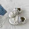 Mocasines lindos de estilo coreano con suela gruesa, nuevos zapatos de moda blancos para mujer primavera/verano 2026, zapatillas casuales versátiles de dibujos animados