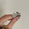 Anillo Abierto de Personalidad Irregular de Lujo Ligero Ins Europeo y Americano Nicho Anillo Superpuesto de Uña Metálica con Espacio