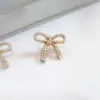 Accesorios de ropa al por mayor broche corsage con lazo de perla insignia hebilla anti-luz pasador de solapa