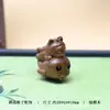 Pingente de sândalo e pau-rosa com padrão de ondas, apresentando um design infantil, pingente de animal, corrente para celular e acessórios de animal em sândalo.