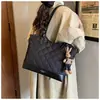 Suministro transfronterizo de bolsos de moda para mujer 2026 nuevo modelo bolso cruzado acolchado estilo Chanel bolso tote versátil bolso de hombro