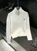 Traje Estilo Old Money: Suéter Cartoon Bordado Branco, Tricô com Ponto Trançado, Gola Alta, Meio Zíper, Jaqueta Listrada para Mulheres