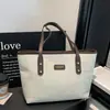 Bolsa de mano tipo tote de lino patchwork estilo universitario europeo y americano con lindo colgante de felpa, bolso de hombro, elegante bolsa de mano