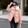 Jaqueta Curta de Penas Gola Grande de Pelo Jaqueta Acolchoada de Algodão Inverno 2026 Nova Roupas de Algodão Feminina Espessada Quente Penugem de Pato Branca Roupa Exterior