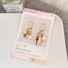 Llavero colgante de aleación creativa con forma de corazón, perla y concha, accesorios para bolso, adornos de joyería metálica, regalos pequeños al por mayor