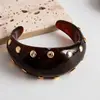Pulseira de Punho Aberto Geométrica de Resina com Rebites Transfronteiriça Europeia e Americana Estilo Retro Maillard Pulseira de Luxo Leve Toque de Alto Padrão Joia de Mão para Mulheres