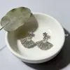Pendientes de Zirconia con Forma de Abanico Estilo Retro Francés, Exquisitos y Lujosos, Pendientes de Alta Gama, Simples y Versátiles, Pendientes Personalizados para Mujer