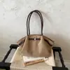 Bolsa tote de camurça casual e elegante, novo modelo de inverno 2026, alto valor estético, bolsa de ombro simples para mulheres