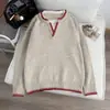 Nueva colección de invierno para hombre: un suéter de punto moderno, holgado y elegante con cuello en V, que presenta un diseño de bloques de color bicolor y detalles cosidos a mano, perfecto como capa interior