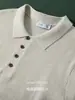Camisa polo de tricô listrada vertical de luxo leve para homens, resistente a rugas e estilosa, de manga curta, respirável e versátil para o verão, com gola de lapela