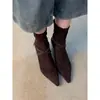 Botas femininas 2025 novo estilo, elegantes e versáteis, bico fino em camurça, fivela com tira cruzada, zíper traseiro, salto fino, botinhas