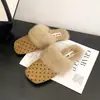 Novas sandálias chinelo fofas de bolinhas retrô 2026 para mulheres, quentes e com forro de fleece para outono e inverno, de sola baixa, adequadas tanto para uso interno quanto externo