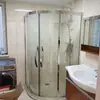 Box de banheiro com divisória em arco em leque ultraestreita de 4CM para separação de área seca e molhada, adequado para uso residencial e hoteleiro, com instalação no local