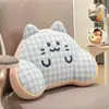 Almofada de apoio lombar e encosto de cabeça xadrez de gato de desenho animado para estações de trabalho de escritório, um apoio lombar especial para sentar por longos períodos