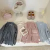 Leen Ropa Infantil2025 Otoño Niña Bebé Estilo Coreano Borde con Volantes Camiseta Básica Versátil de Manga Larga Moda Camiseta