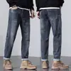 Jeans Elásticos de Otoño para Hombre 2026 Nuevo Estilo Streetwear Masculino Pantalones Largos Nuevos de Pierna Recta Versátiles Pantalones para Hombre