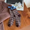 Calcetines Rayados Marrones para Mujer, Algodón Puro, Estilo Popular Nuevo Otoño e Invierno 2025 Calcetines Caídos, Marrones para Primavera y Otoño, Combinados con Zapatos Pequeños de Cuero