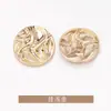 Abrigo, gabardina o suéter estilo Chanel con detalles plisados ​​decorativos de metal cosidos a mano, botones de punto y un tacto de alta gama.