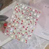 Las pegatinas de arte para uñas en relieve tomomi son populares en línea, presentando un diseño dulce, tridimensional y fresco con motivos de fresas y conejos para la decoración de uñas.