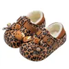 Chinelos internos quentinhos de inverno para meninas, com forro de fleece, impermeáveis e antiderrapantes, com estampa de leopardo, adequados para bebês e crianças pequenas.