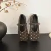 Zapatos Mary Jane de gamuza con lunares, colección otoño/invierno 2026, suela suave, antideslizantes, planos, estilo retro, con una sola tira, y diseñados para el calor
