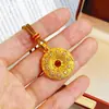 Aleación de Cobre Lujo Ligero Gama Alta Calado Incrustado con Diamantes Trébol de Cuatro Hojas Filigrana Colgante de Paz para Mujer con Exquisito Diseño Redondo
