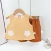 Nuevo estilo de verano para bebés y niños pequeños, conjunto de dos piezas de ropa de Clase A para niñas, camiseta y tirantes amigables con la piel y cómodos para bebés niñas