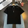 Camiseta de Verão Bordada com Corte Reto nos Ombros para Homens, Estilo Retro Americano Cool de Manga Curta, Solta e Respirável de Meia Manga