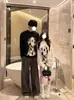 Outono e Inverno 2025 Roupa de Casal Estilo Preguiçoso Masculino e Feminino Imitação de Visão Macia Waxy Gola Redonda Pulôver de Malha Cartoon Tendência
