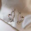 Brincos de Agulha Prata com Design de Coração Doce Cravejado de Diamantes, Requintados e Elegantes, Versáteis para o Dia a Dia, Brincos de Luxo Leve da Moda