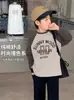 [Liquidación] Top Versátil para Niños Primavera 2026 Camiseta de Manga Larga de Algodón Puro con Estampado de Letras y Mangas Raglán Bloqueadas por Color Moderno