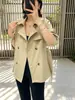 Foto real del nuevo abrigo casual corto para mujer estilo nicho vintage 2026 con cuello de solapa, botones de doble botonadura y corte holgado