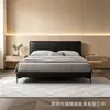 Cama de lujo ultradelgada de cuero estilo italiano minimalista moderno, una cama para dormitorio principal grande, una cama de bodas elegante, una cama doble con cabecero