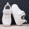 Tênis brancos infantis 2026 novo estilo couro à prova d'água cano baixo tênis brancos para meninos e meninas