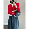 Elegante cárdigan de lana Merino Australiana de calibre 14 con tapeta de doble capa de color contrastante, un imprescindible para Otoño e Invierno